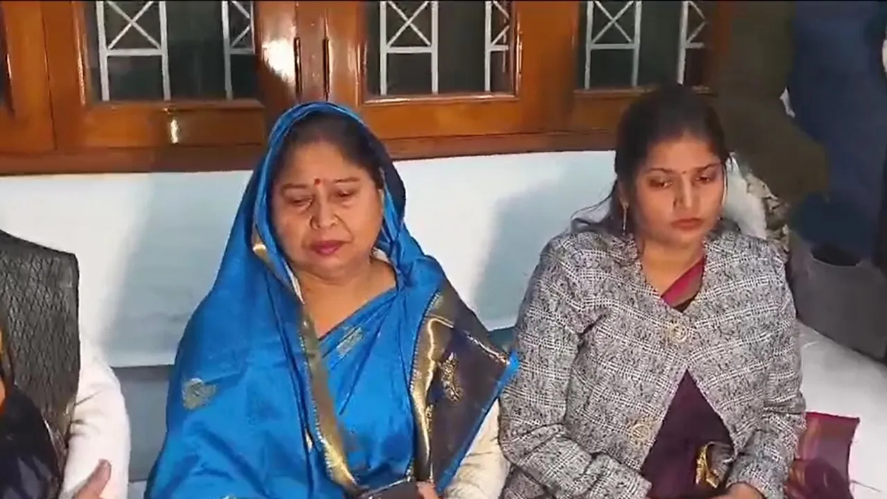 सीतापुर: सांसद राकेश राठौर के बचाव में उतरीं उनकी पत्नी, कहा- न्यायपालिका पर पूरा भरोसा, देखें Video