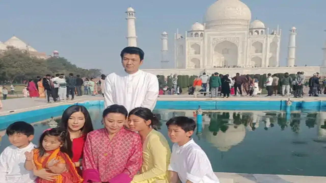 भूटान की राजमाता शेरिंग यांगदोन ने परिवार के सदस्यों के साथ किया ताज का दीदार