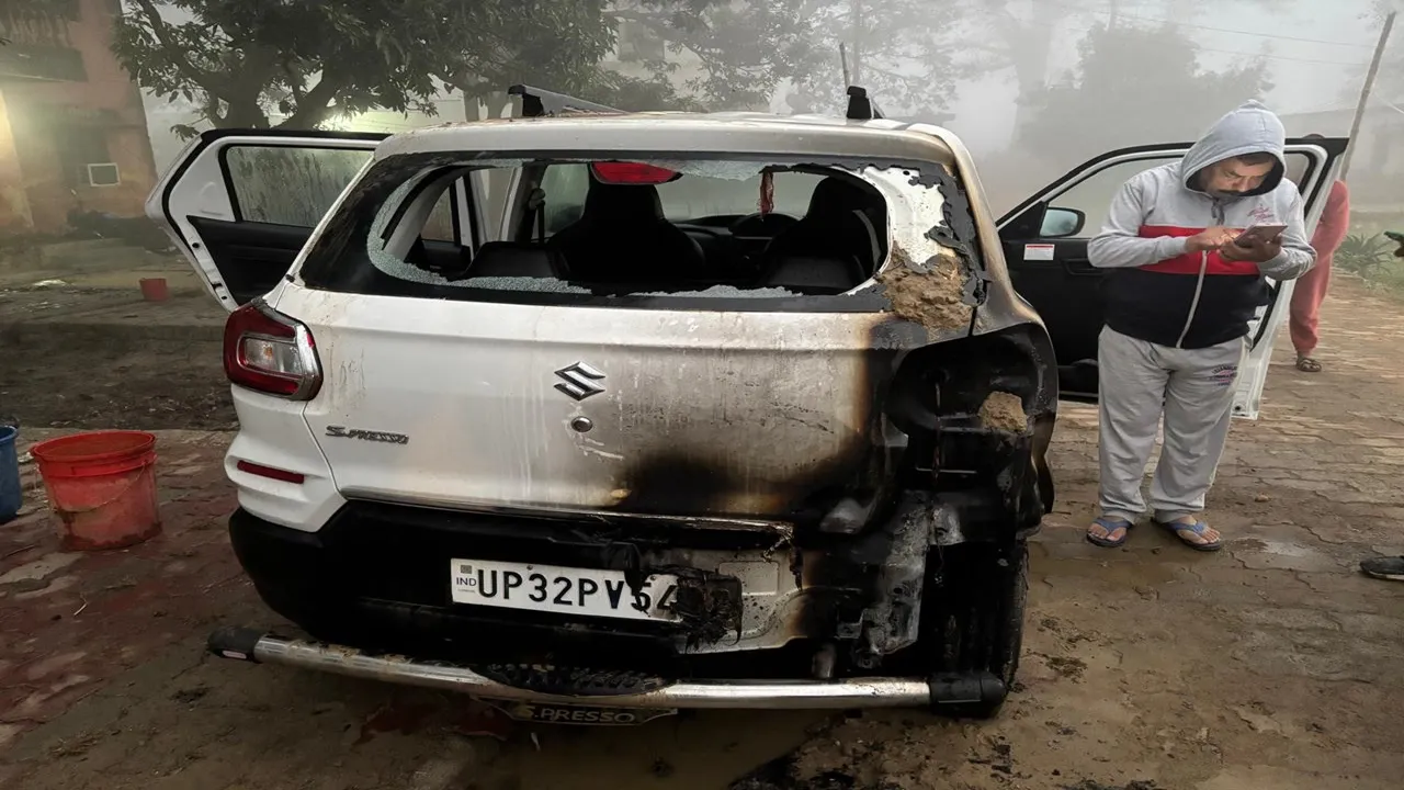 बहराइच: अब CHC के बाहर खड़ी नेत्र रोग विशेषज्ञ की कार जलकर राख, बोले अधीक्षक- आराजक तत्वों ने लगाई आग