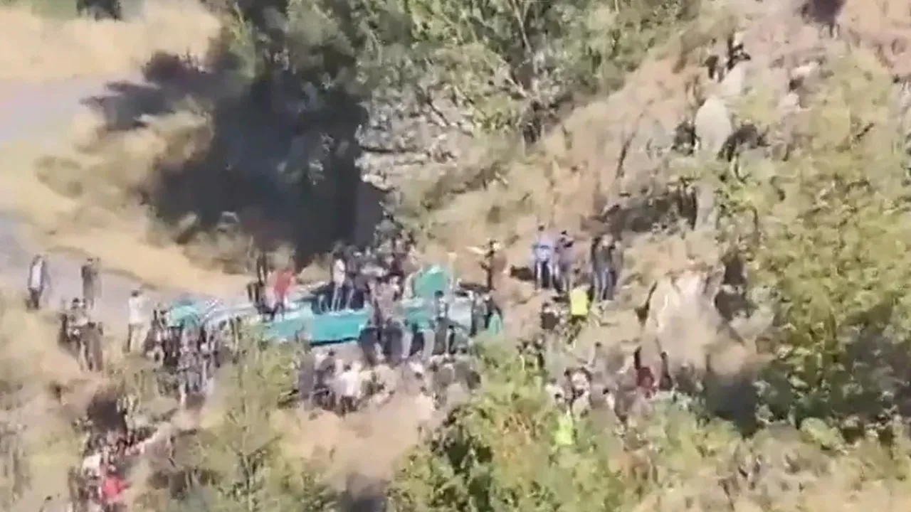 कर्नाटक में बड़ा हादसा: 50 मीटर गहरी घाटी में गिरा ट्रक, 11 फल विक्रेताओं की मौत, 10 अन्य घायल 