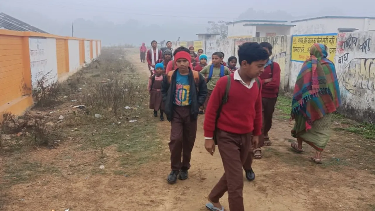 बहराइच: संचालन के समय में हो परिवर्तन, स्कूलों में जले अलाव, शिक्षक संघ ने डीएम और बीएसए से की मांग