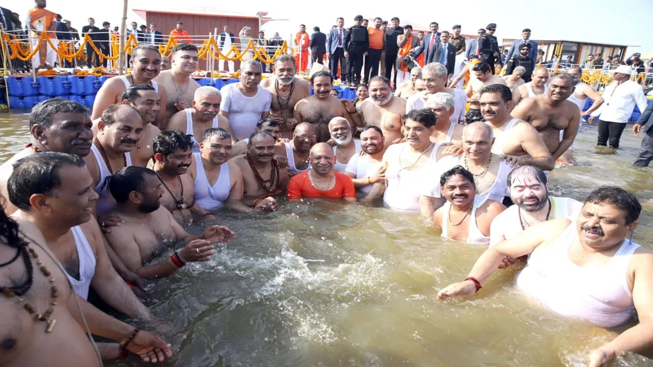Maha Kumbh 2025: कैबिनेट संग सीएम योगी ने त्रिवेणी संगम में लगाई पवित्र डुबकी, सूर्य देवता को अर्पित किया जल