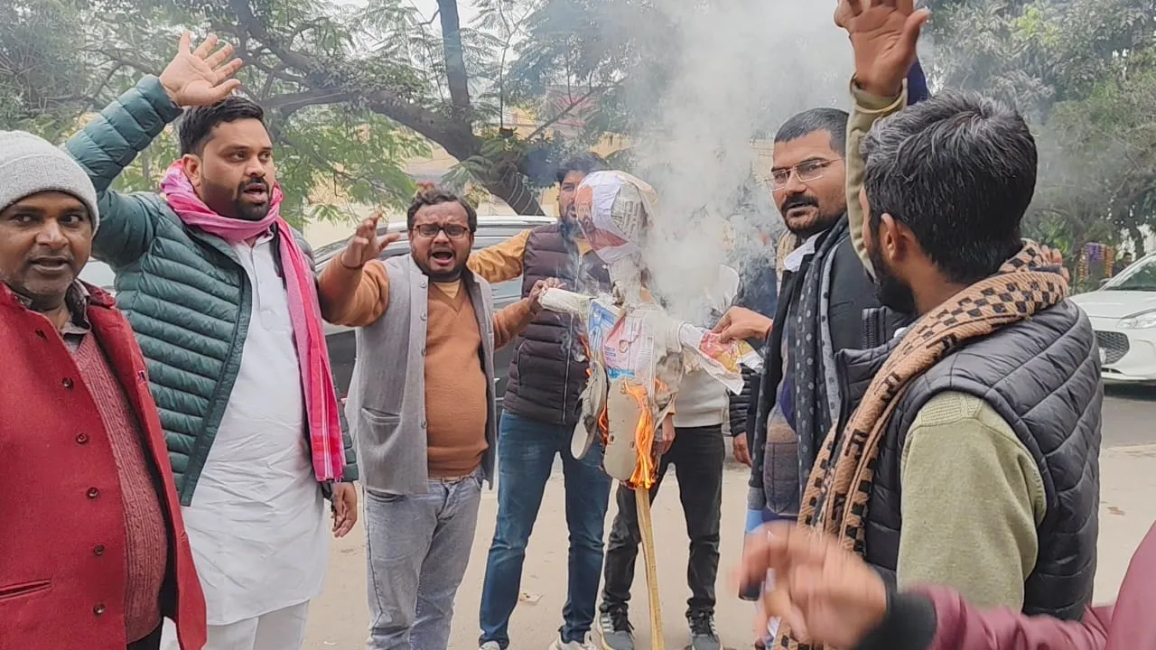 बहराइच: महंत राजू दास के खिलाफ सपाइयों में आक्रोश, फूंका पुतला, जानें क्या है पूरा मामला