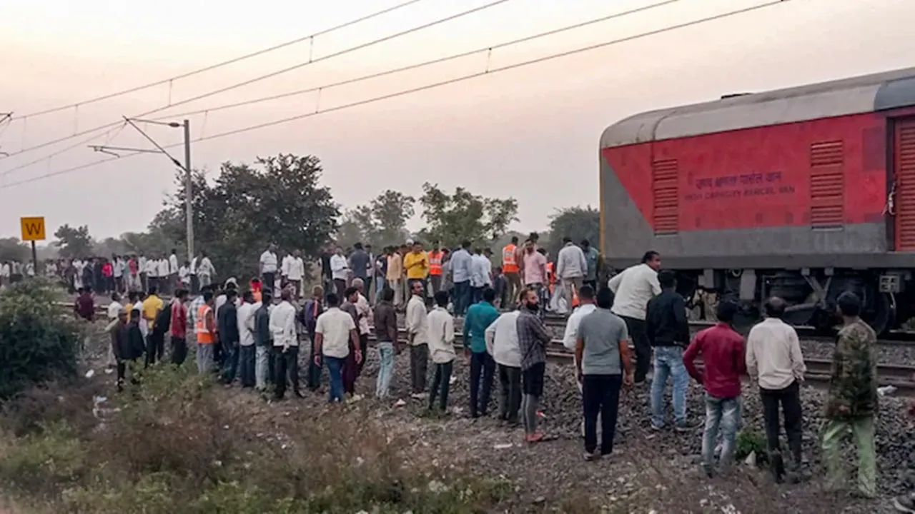 Train Accident: जलगांव ट्रेन दुर्घटना में मृतक संख्या बढ़कर 13 हुई, आठ शवों की हुई पहचान