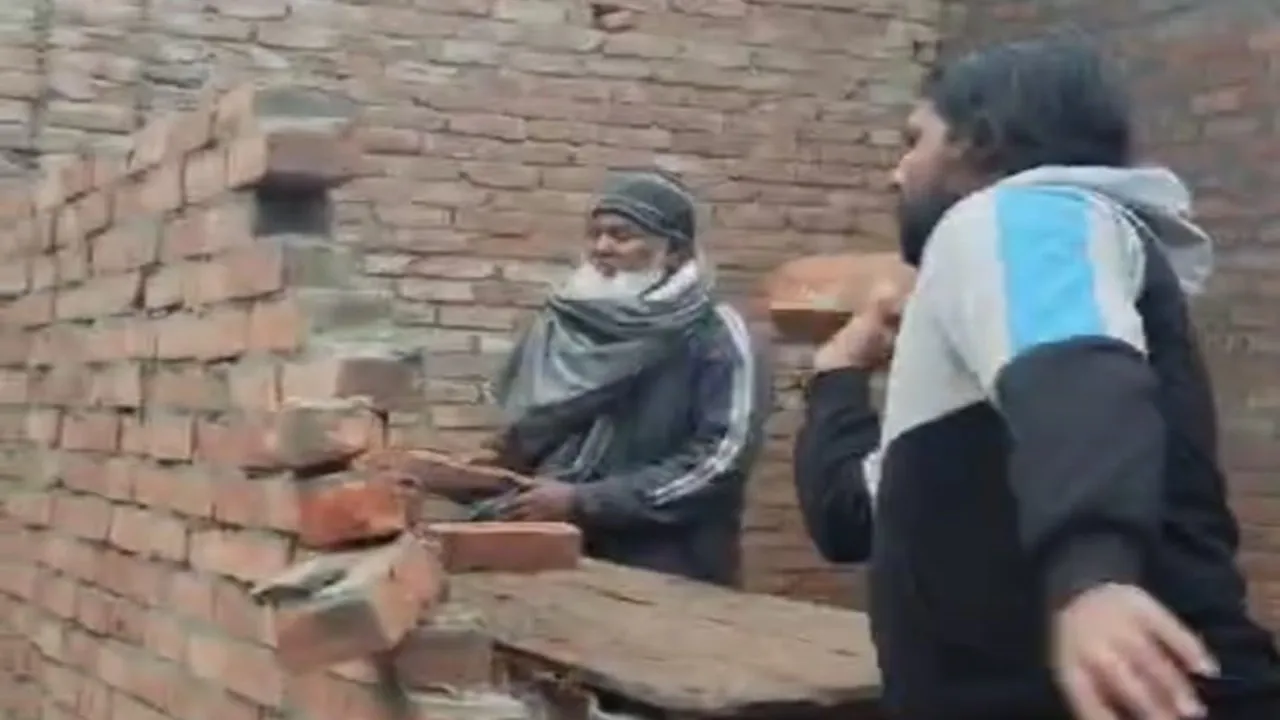 बहराइच: नेपाल निवासी ने गिराई महिला की निर्माणाधीन दीवार, पीड़िता ने पुलिस से लगाई न्याय गुहार, जानें मामला