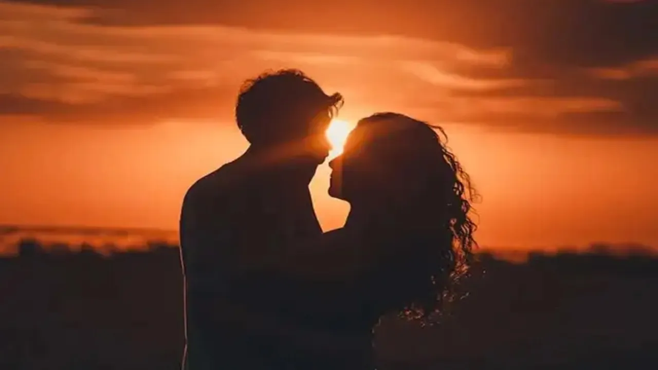 45 साल बड़ी महिला मित्र से शादी करना चाहता हैं लड़का, फोटो देख चौंक गई मां, कहा- दादी लेकर आओगे क्या...