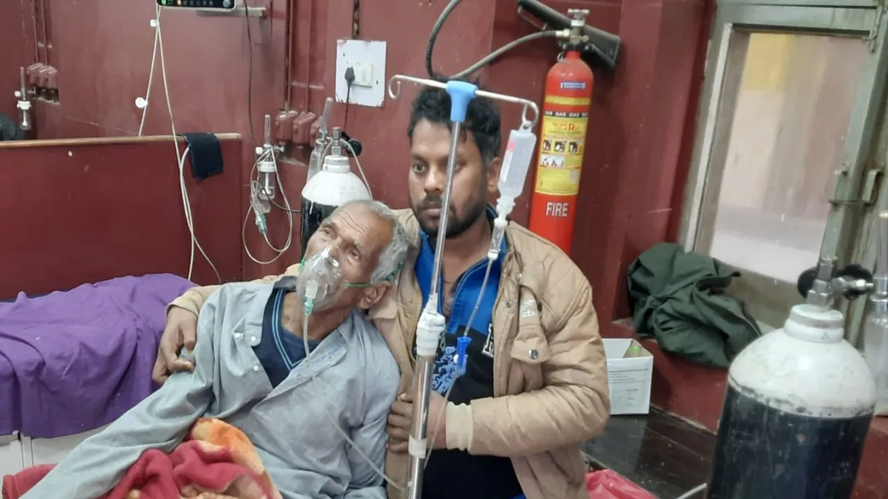 अयोध्या: इमरजेंसी में गंभीर मरीजों को राम भरोसे छोड़ गए डॉक्टर, घंटों मची रही हाय तौबा, छटपटाते रहे पैरालिसिस व सांस के पेशेंट