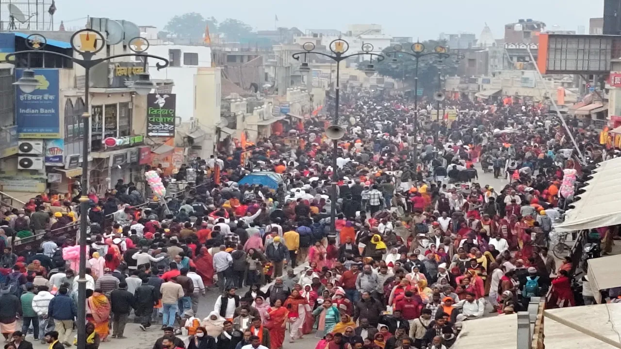 अयोध्या: दुल्हन की तरह सजी रामनगरी, रामलला व हनुमानगढ़ी पर लंबी कतार, दो से तीन घंटों में हो रहे दर्शन