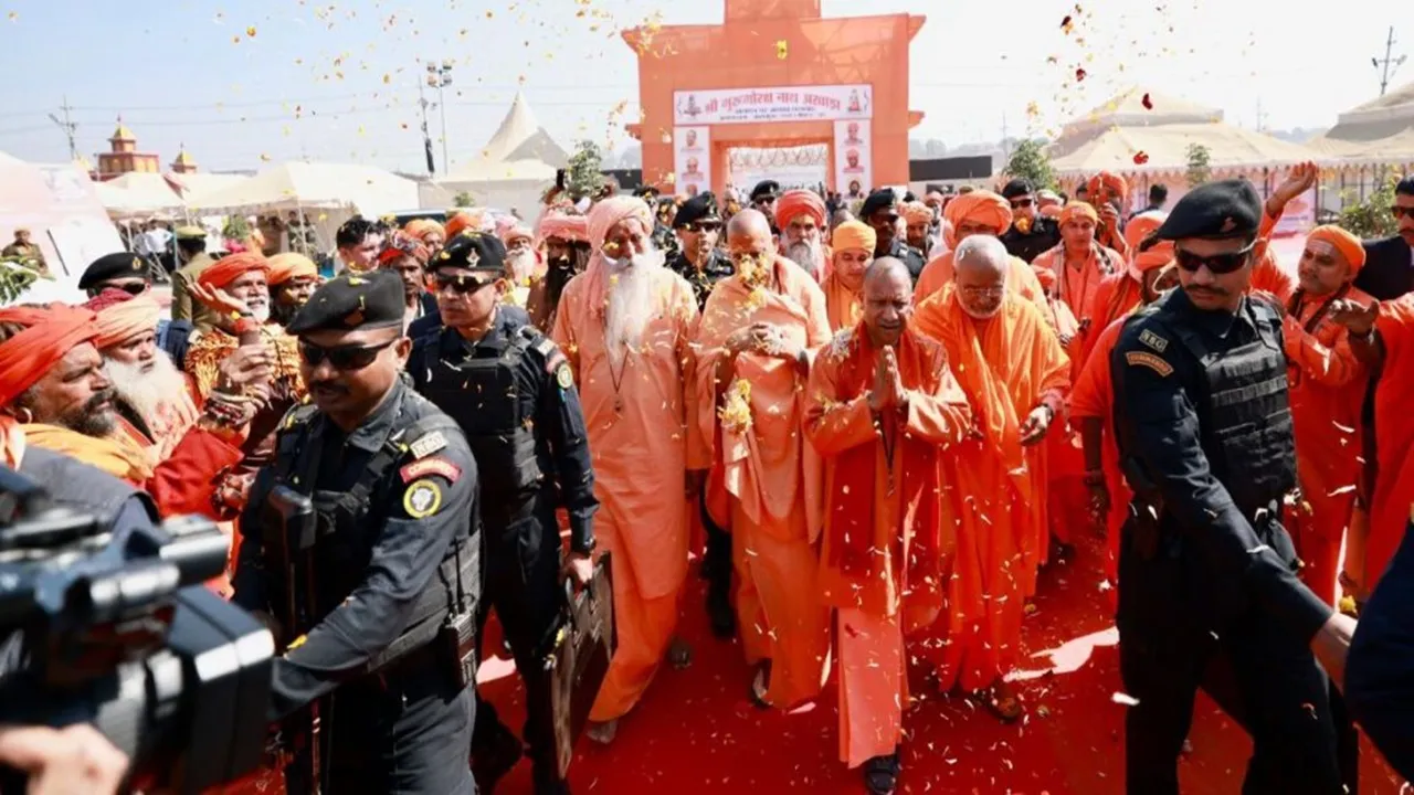 गुरु गोरक्षनाथ अखाड़ा में सीएम योगी ने की धर्म ध्वजा की पूजा, संतों को ग्रहण कराया प्रसाद