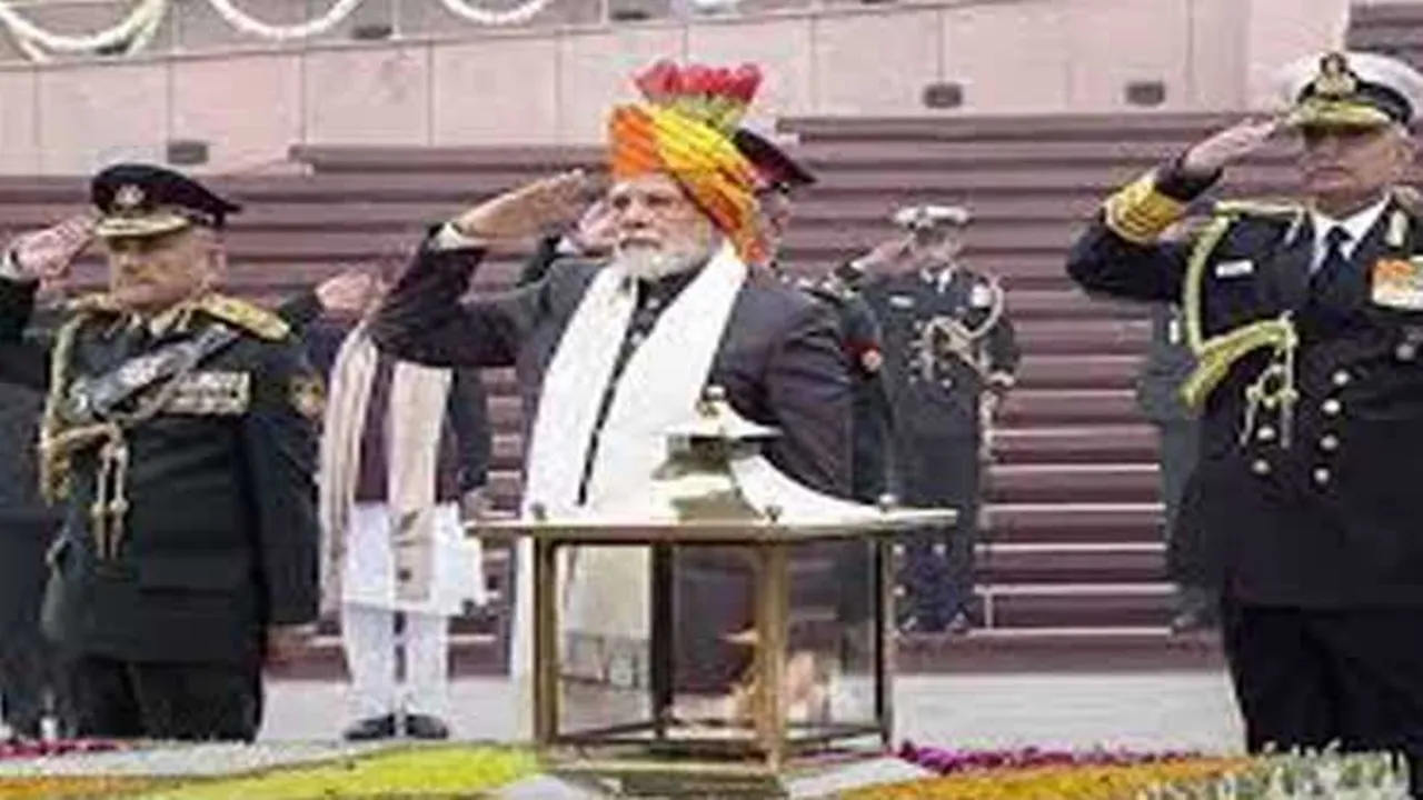 Republic Day 2025: प्रधानमंत्री मोदी ने राष्ट्रीय समर स्मारक पर शहीद सैनिकों को अर्पित की श्रद्धांजलि