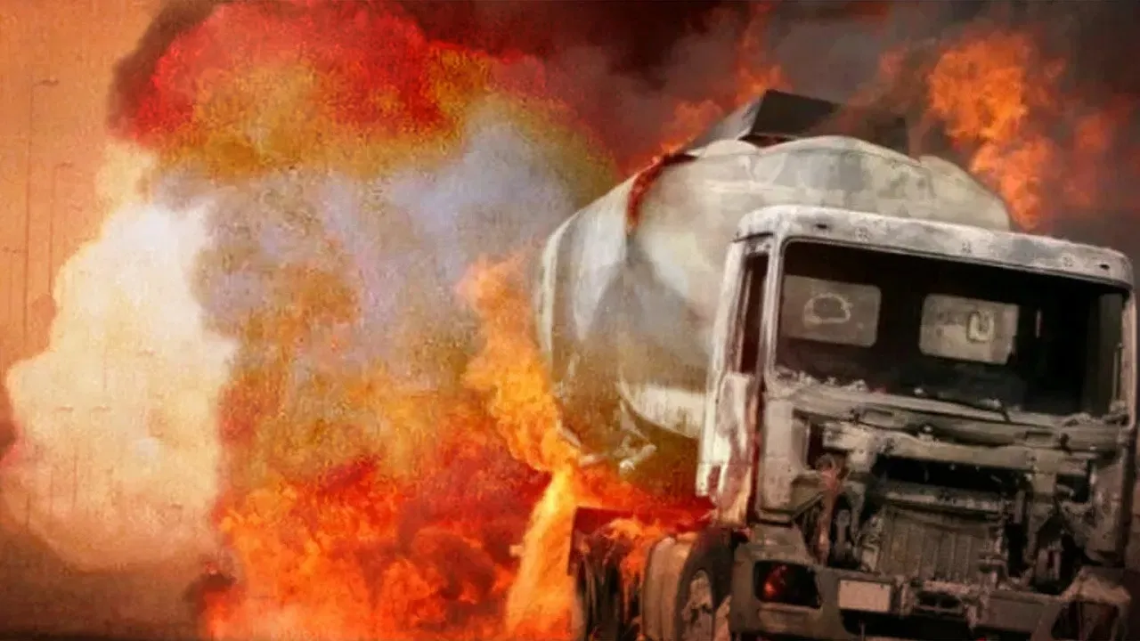 नाइजीरिया में भीषण हादसा: गैसोलीन ले जा रहा टैंकर फटा, 18 लोगों की मौत, 10 अन्य घायल 