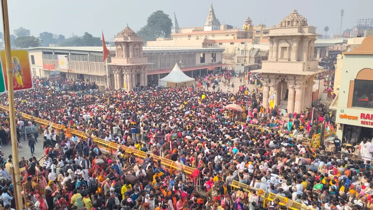 अयोध्या में उमड़ी रामभक्तों की भारी भीड़, पुलिस ने बढ़ाई मंदिर की सुरक्षा, जानें क्या कहा...