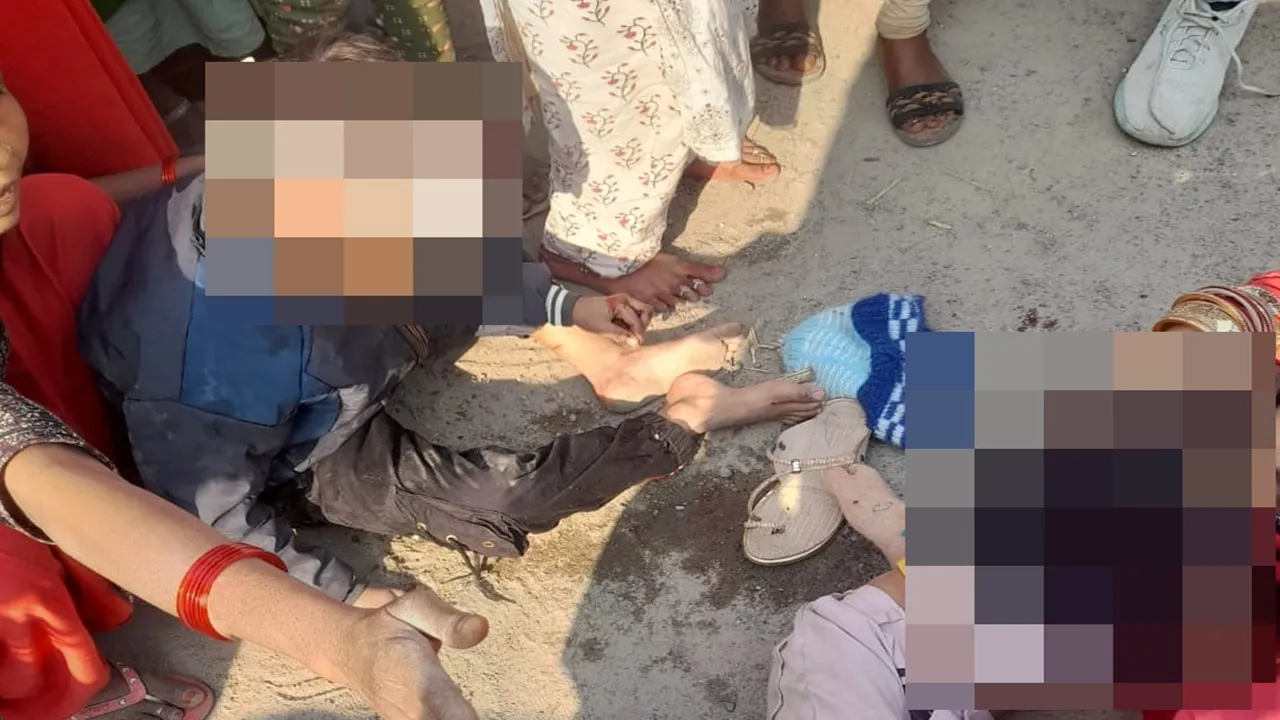 बहराइच: ट्रैक्टर की टक्कर से बाइक सवार एक ही परिवार के चार लोग घायल, ग्रामीणों ने चालक को पीट, पुलिस को सौंपा