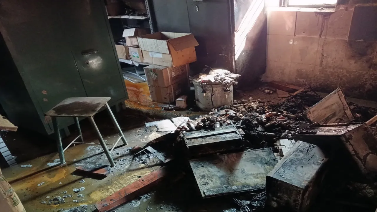 Gonda News: सरकारी अस्पताल के दवा भंडार में शॉर्ट सर्किट से लगी आग, लाखों की दवाएं व उपकरण जलकर राख