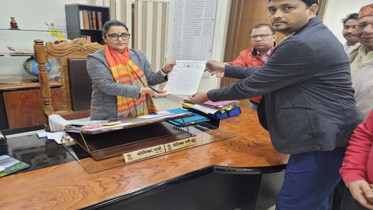 बहराइच: 'नो हेलमेट नो फ्यूल' नियम को बंद करे जिला प्रशासन, डीएम और एसपी को सौंपा ज्ञापन