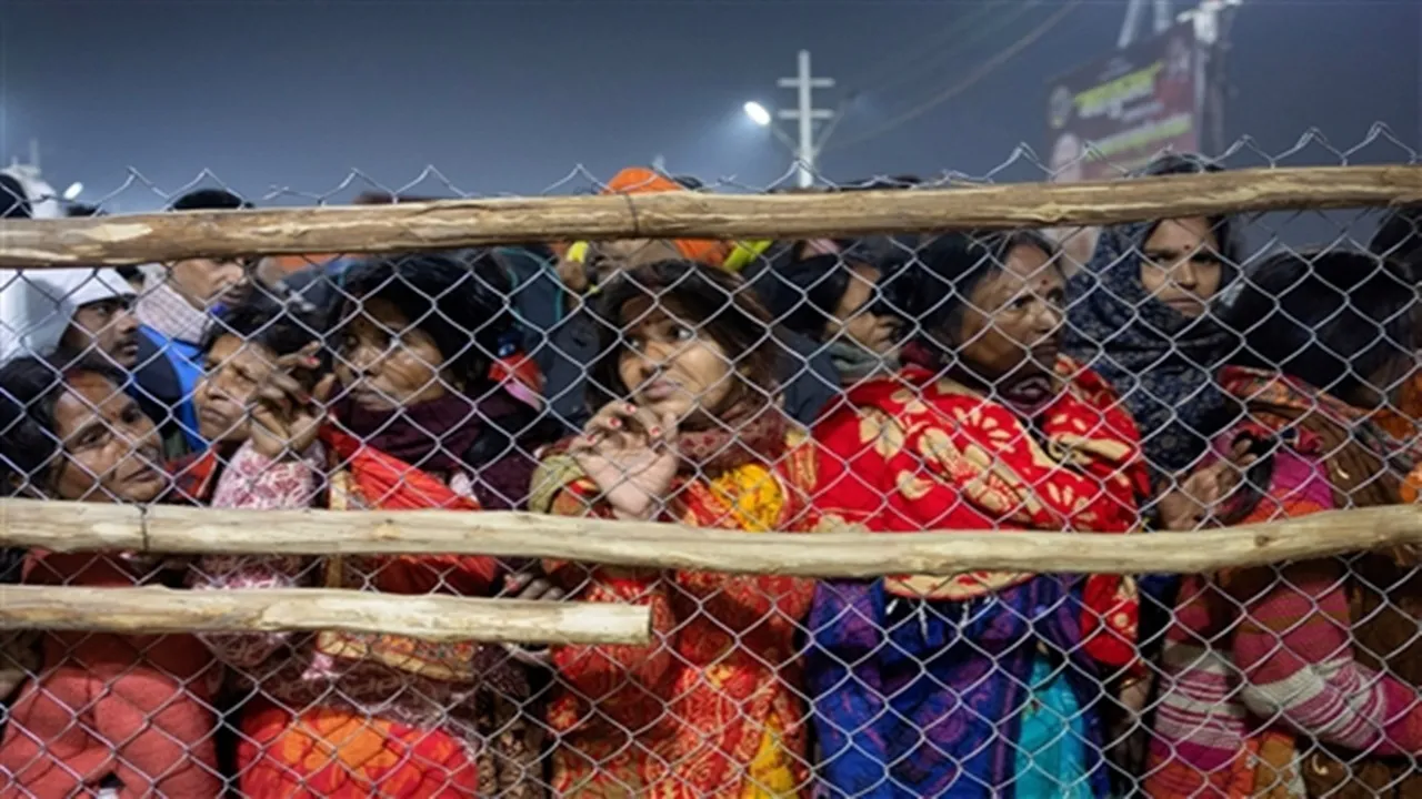 महाकुंभ भगदड़:  अचानक बेरीकैडिंग तोड़ कर आई भीड़, संगम तट पर सो रहे श्रद्धालुओं ने बताया आंखों देखा हाल
