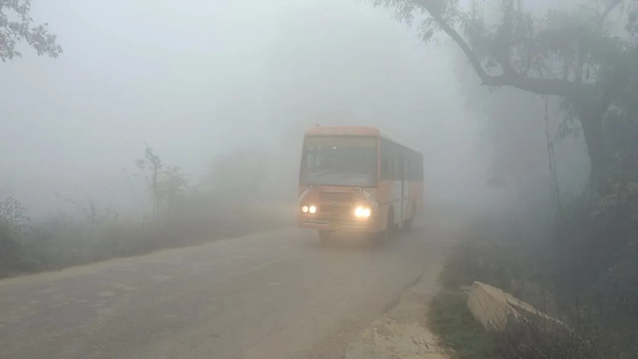 Weather Update: कोहरे की चादर में लिपटी आज की सुबह, विजिबिलिटी 10 मीटर से भी कम, हेडलाइट जलाकर रेंगते रहे वाहन