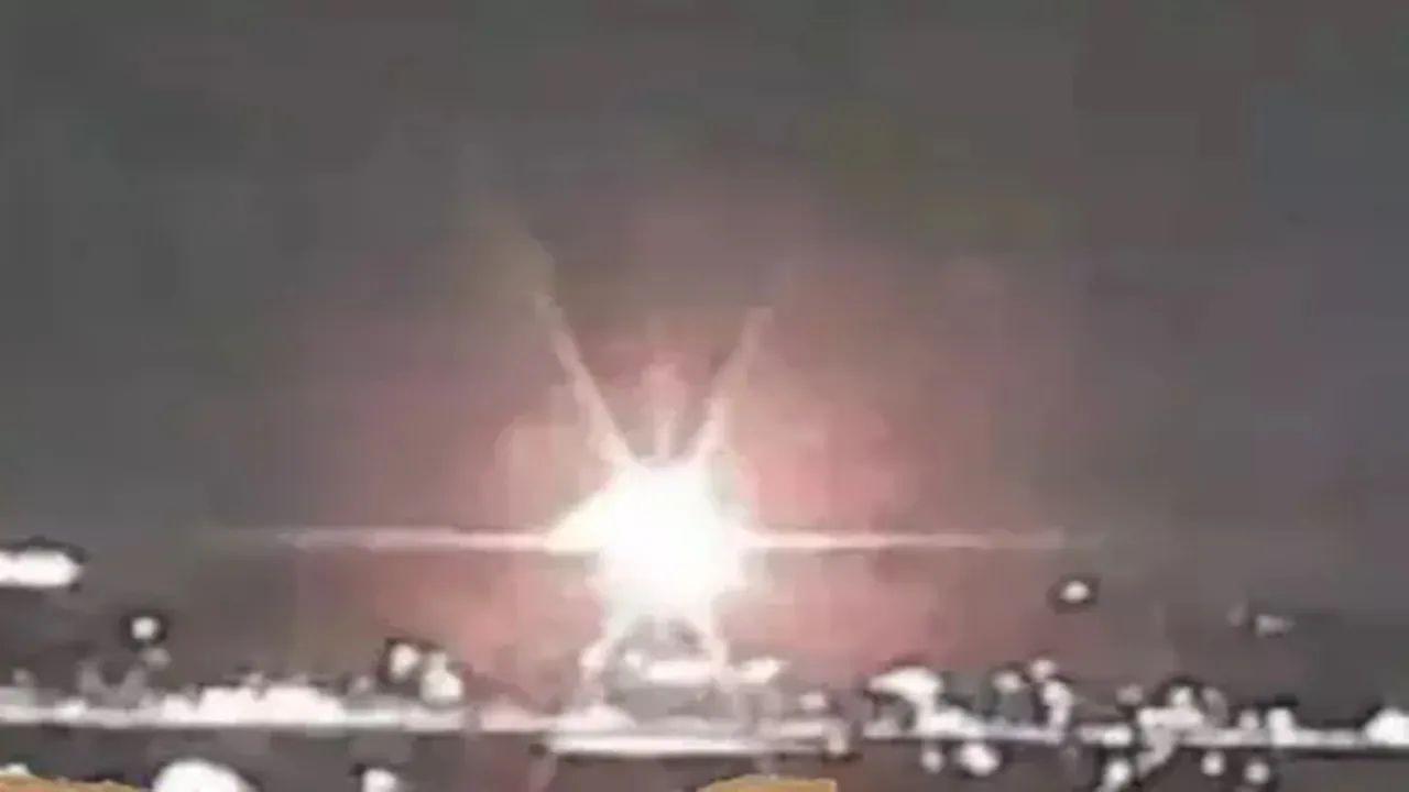 अमेरिका में बड़ा हादसा: लैंडिंग के दौरान हेलीकाप्टर से टकराकर यात्री विमान बना आग का गोला, कई लोगों के हताहत होने की आशंका