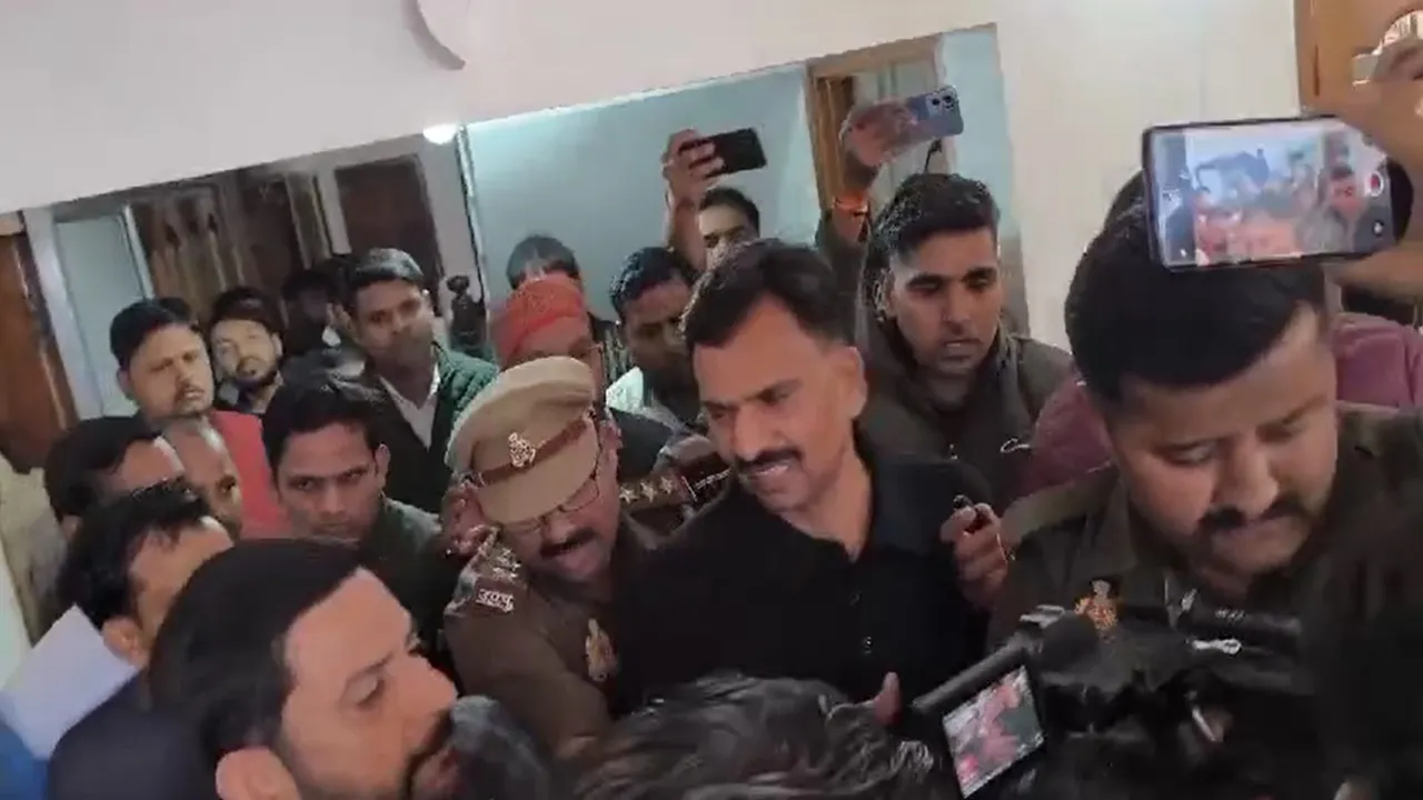 रेप के आरोप में कांग्रेस सांसद राकेश राठौर गिरफ्तार, पुलिस ने आवास से उठाया, कोतवाली के बाहर जमा हुए समर्थक, देखें वीडियो  
