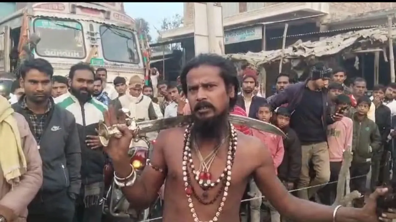 बहराइच: पुलिस की इस हरकत पर भड़का नागा साधु, हंगामा कर सड़क पर लगाया जाम, फिर ऐसे हुआ हुआ शांत, देखें वीडियो 