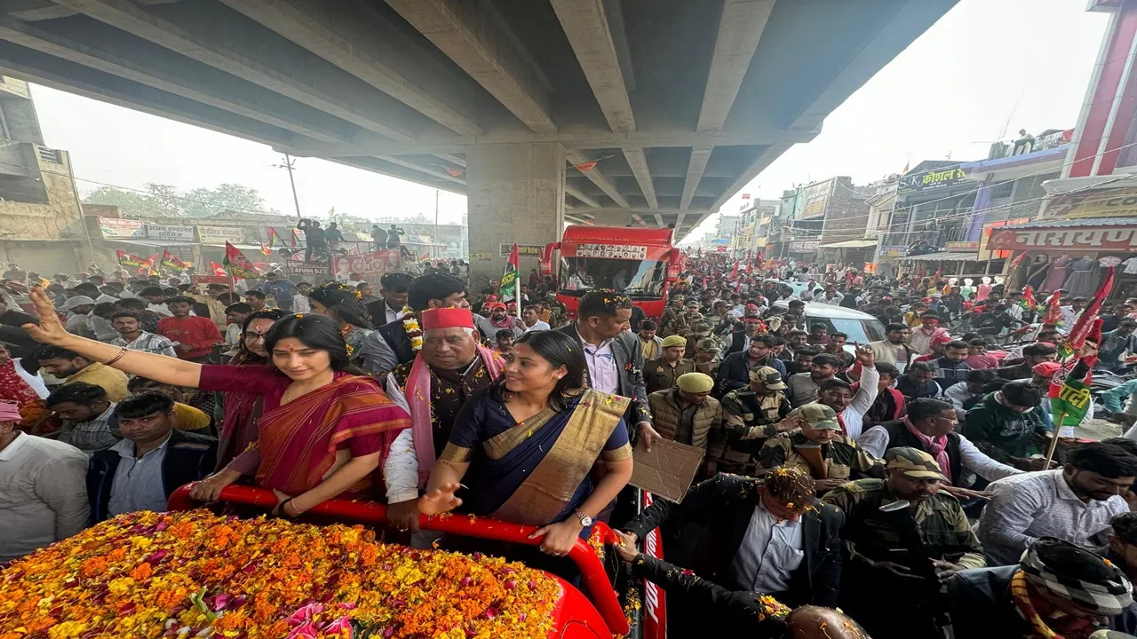डिंपल भाभी-डिंपल भाभी से गूंज उठा मिल्कीपुर, अजीत प्रसाद के समर्थन में डिंपल यादव ने किया रोड शो, उमड़ा हुजूम, देखें वीडियो