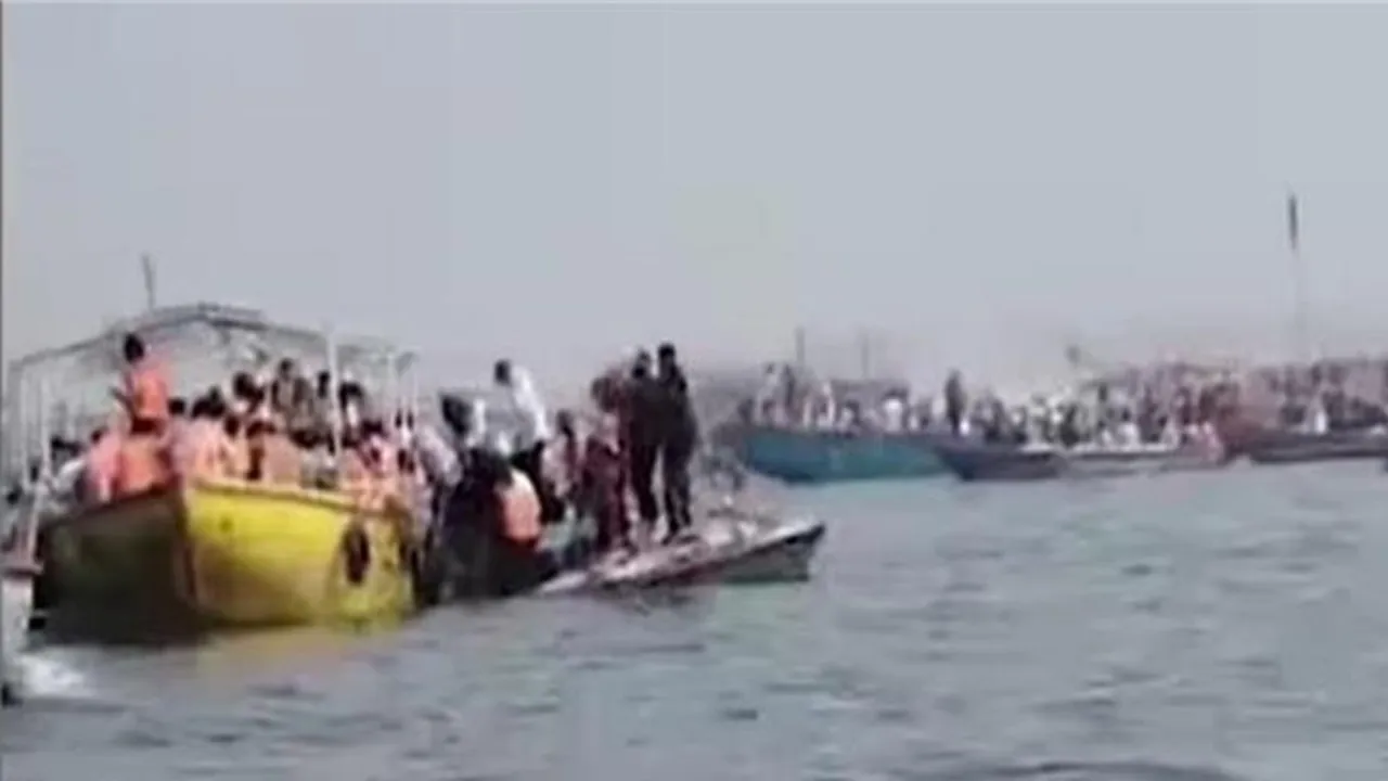 वाराणसी में टला बड़ा हादसा: मान मंदिर घाट के सामने पलटी नाव, 64 श्रद्धालु थे सवार, NDRF ने बचाया, देखें वीडियो