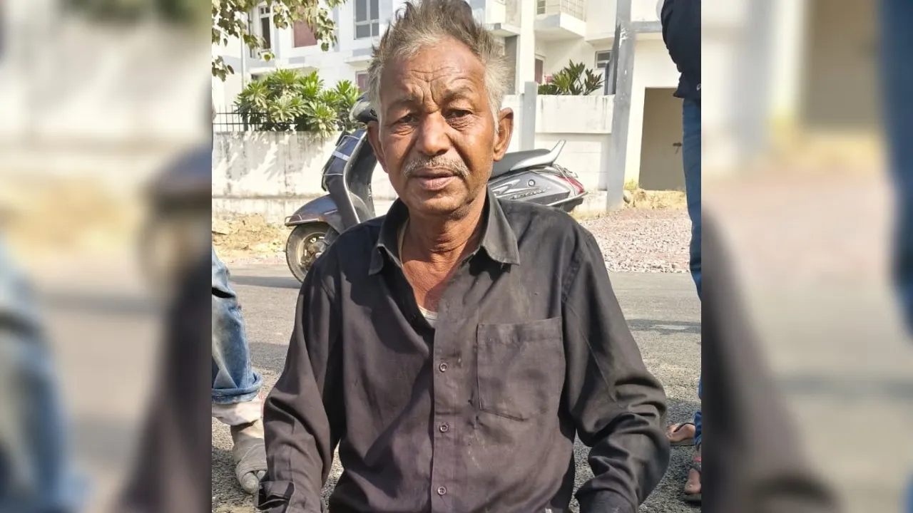 Kanpur में सफाई कर्मी को सांप ने काटा: हालत गंभीर, अस्पताल में भर्ती, सीवर साफ करने के दौरान हुई घटना 