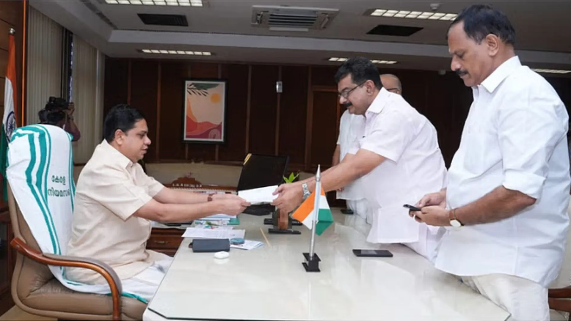 PV Anvar Resigns: केरल में पीवी अनवर ने विधायक पद से दिया इस्तीफा, यूडीएफ को बिना शर्त समर्थन की घोषणा की