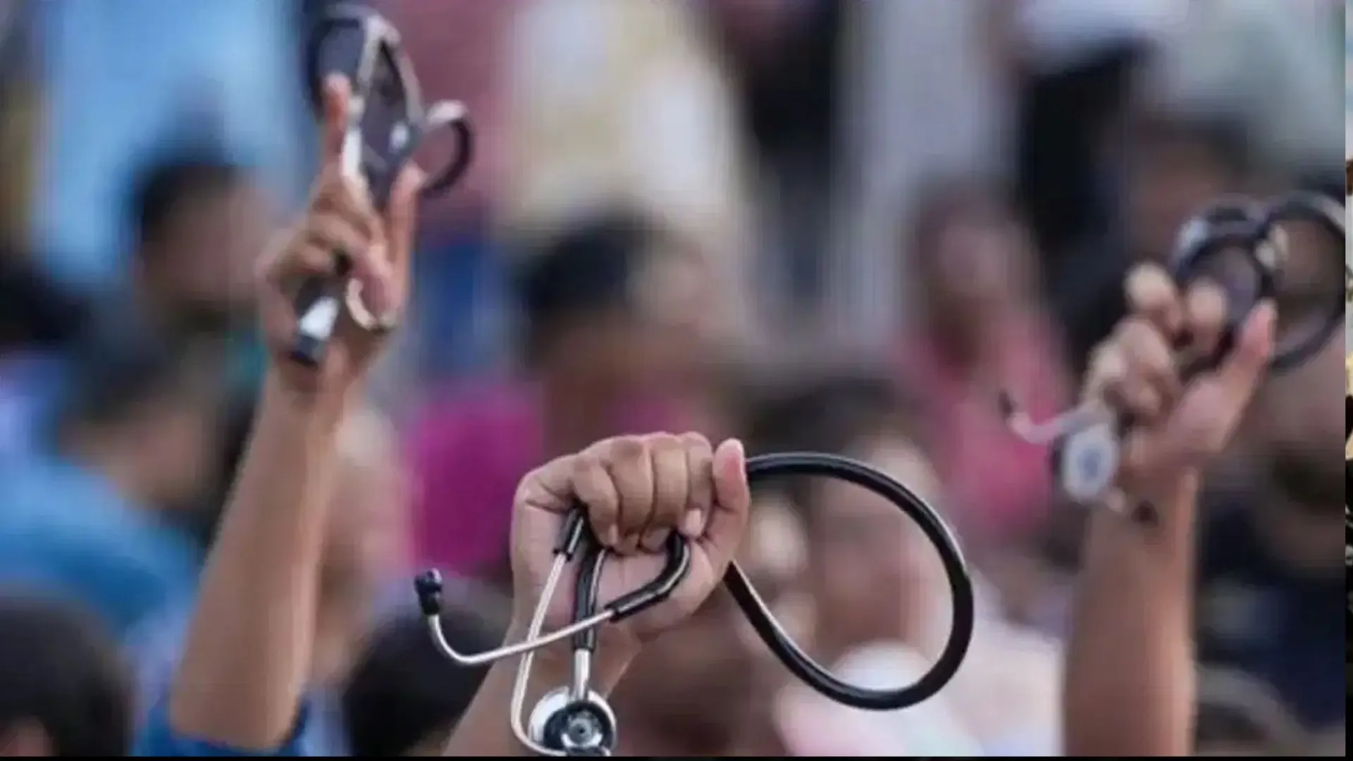 बंगाल के मेडिकल कॉलेज में चिकित्सकों ने छह सहकर्मियों के निलंबन के विरोध में ‘काम रोको’  किया अभियान शुरू