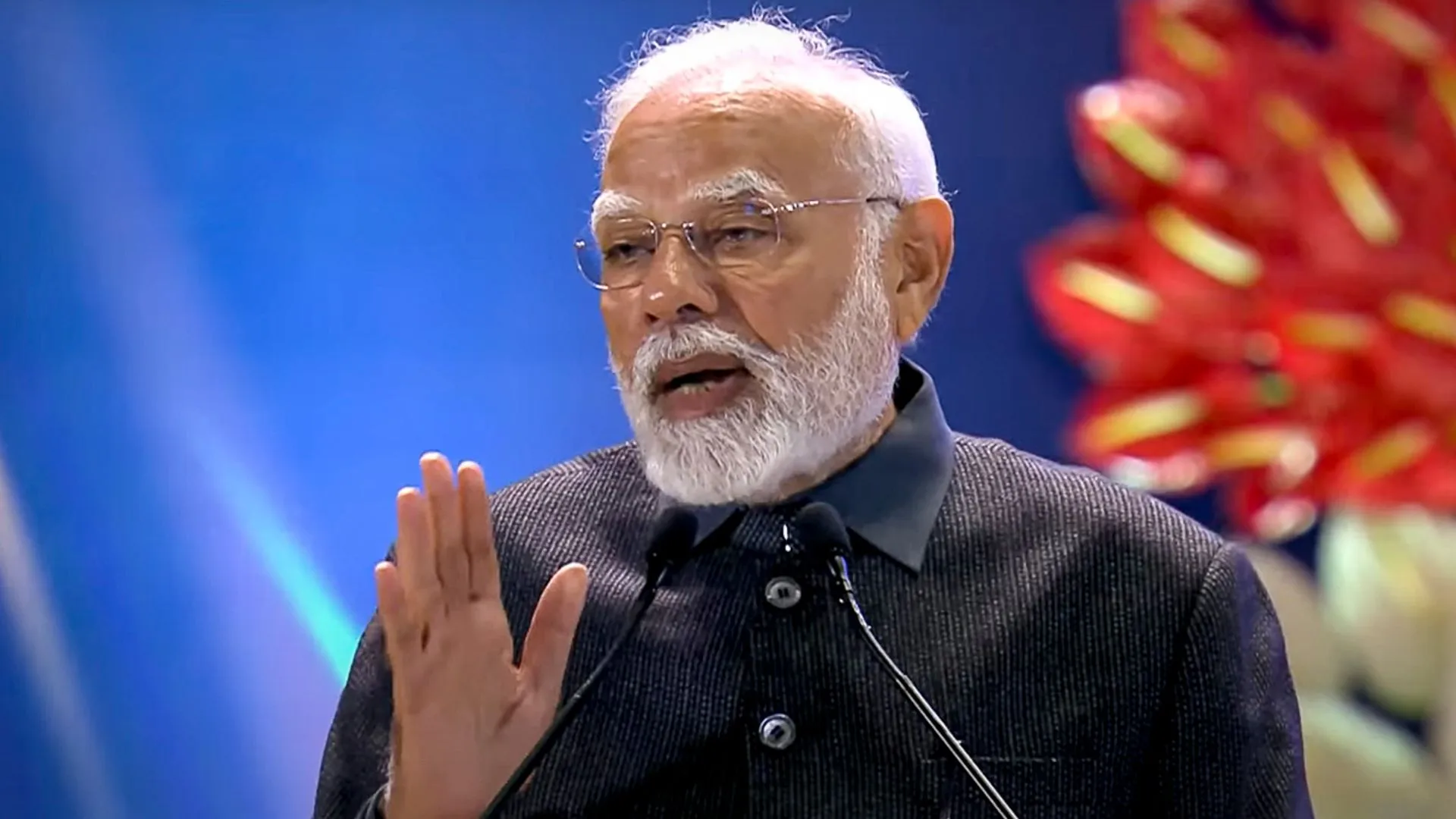 PM मोदी ने वैश्विक वाहन प्रदर्शनी का किया उद्घाटन, बोले- जितनी भारत में हर साल गाड़ियां बिक रहीं, उतनी...