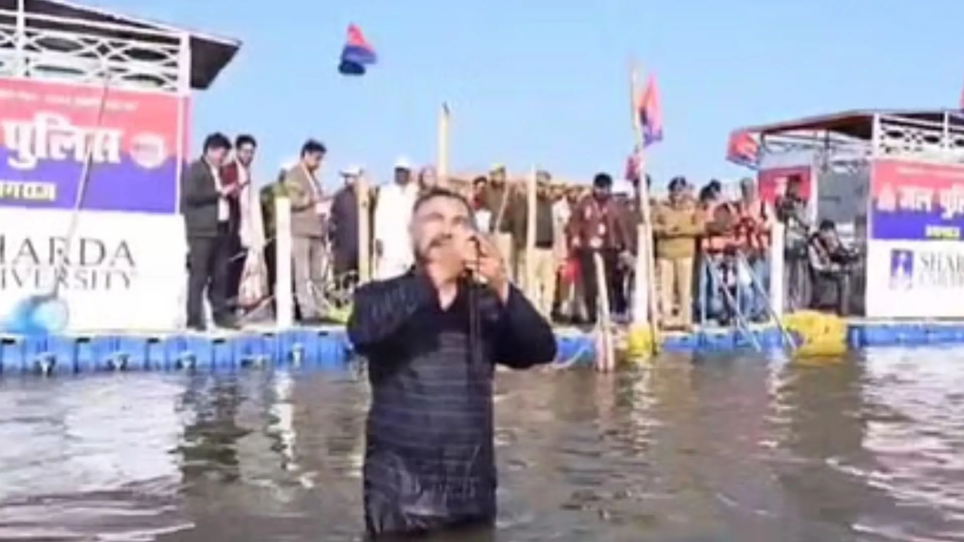 Mahakumbh 2025: डीजीपी प्रशांत कुमार ने लगाई संगम में डुबकी, मां गंगा की पूजा आराधना की