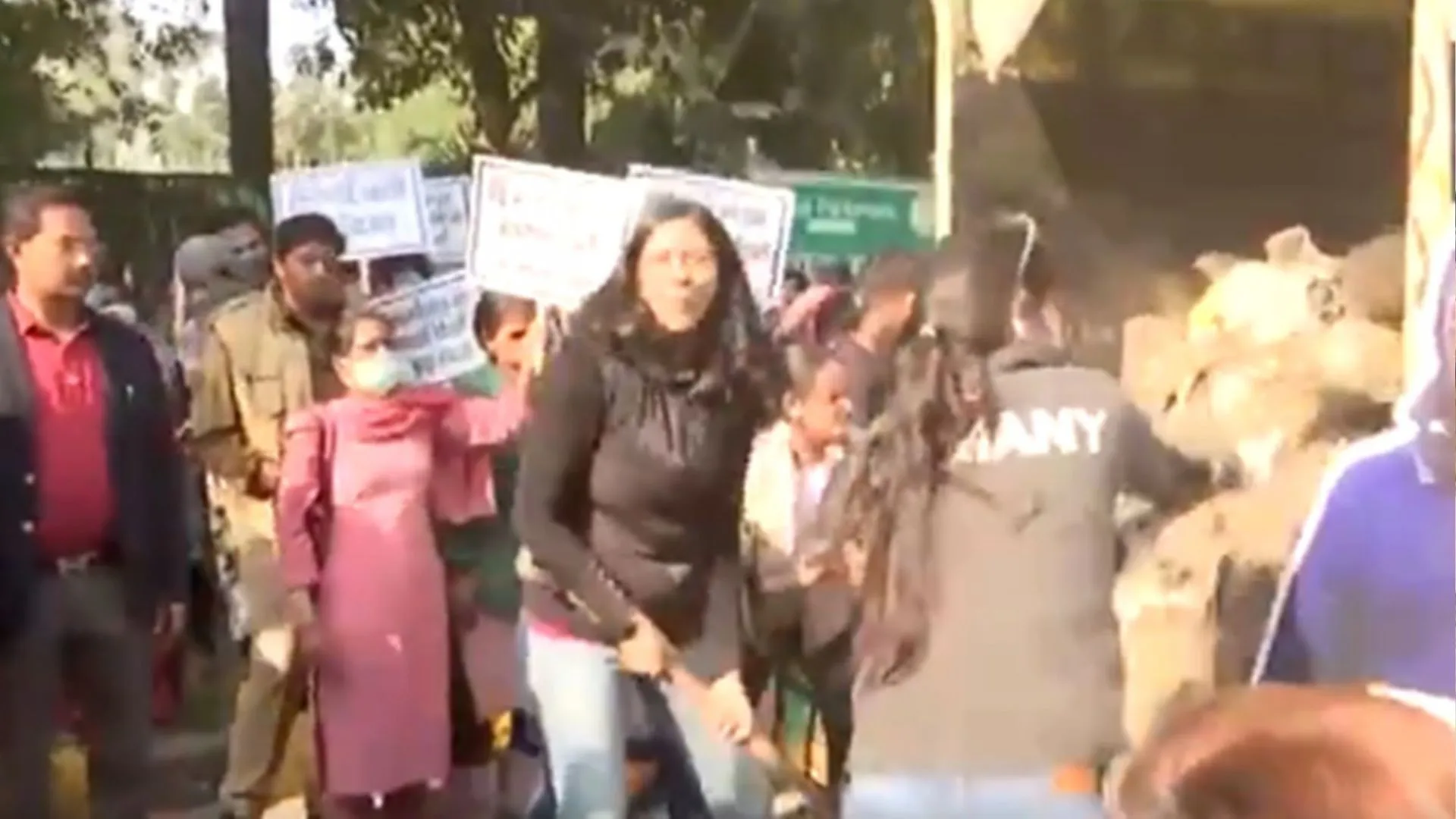 स्वाति मालीवाल ने केजरीवाल के खिलाफ किया प्रदर्शन, आवास के बाहर फेंका कूड़ा 
