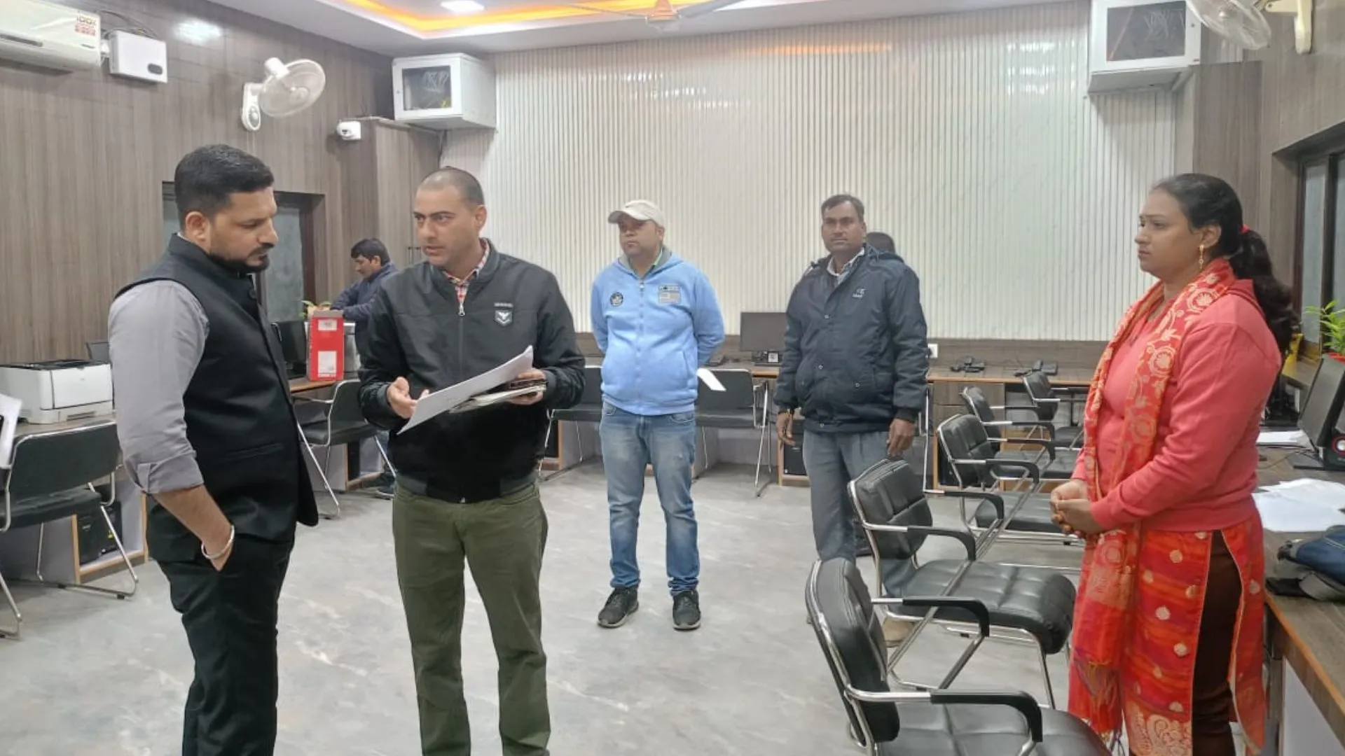 बाराबंकी: देर से आने वाले कर्मचारियों को डीएम की फटकार, रजिस्टर में दर्ज कराया वास्तविक समय