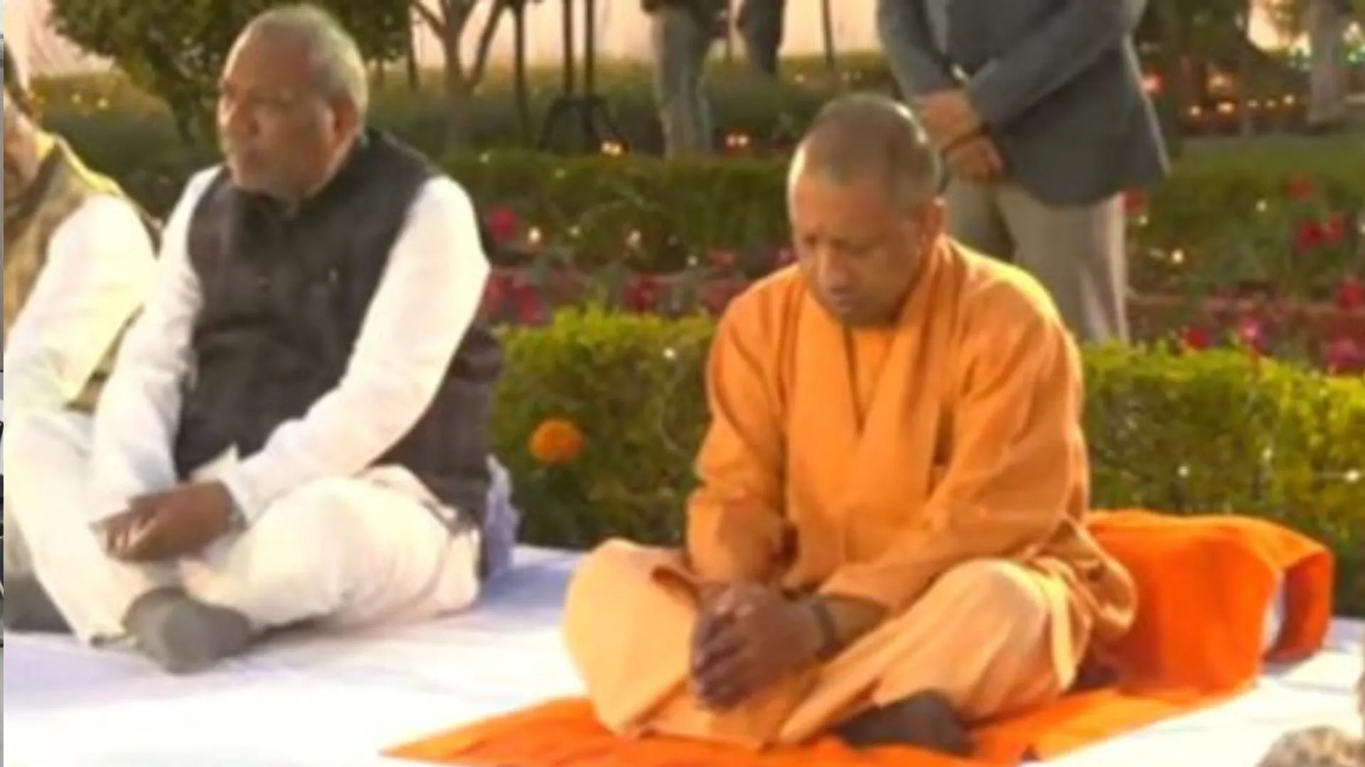 Shaheed Diwas 2025:: शहीद स्मारक पर सीएम योगी ने सुने भजन, दीपदान कर दी श्रद्धांजलि