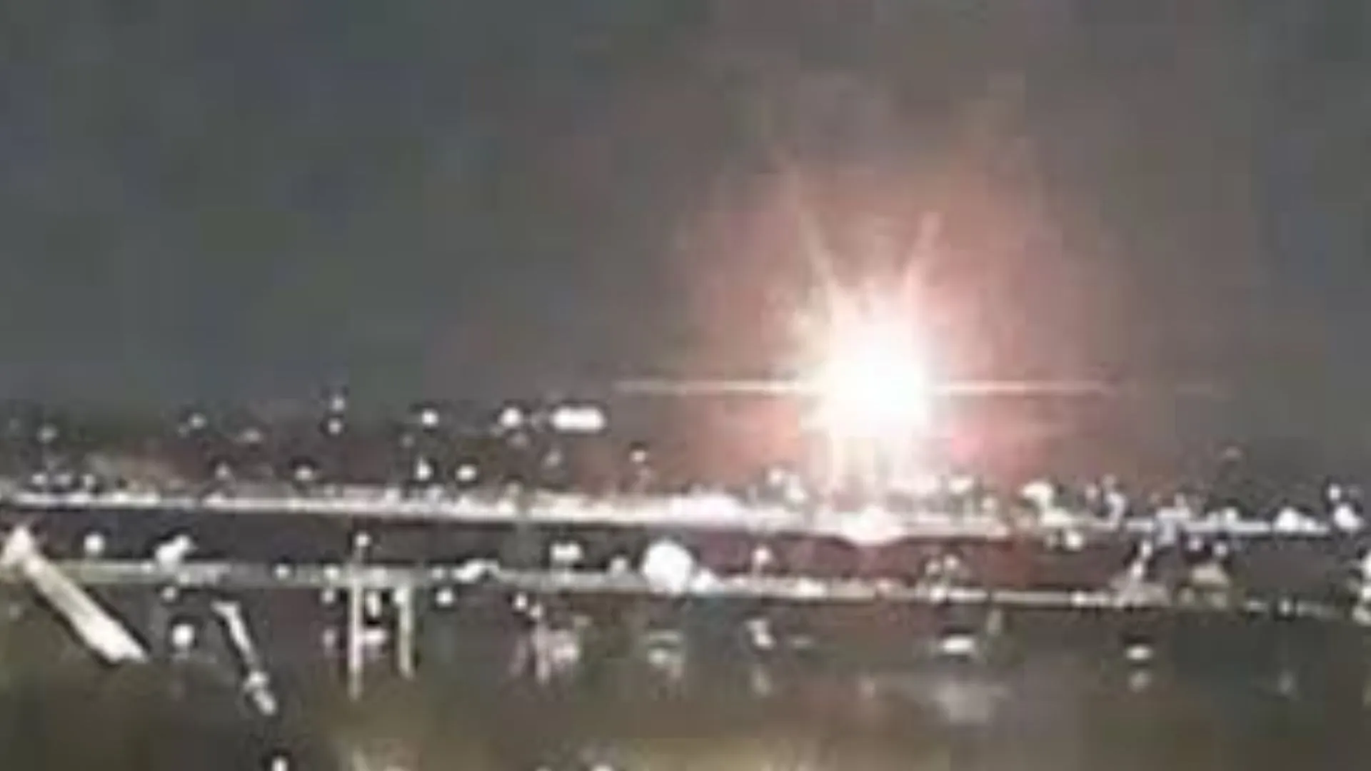 अमेरिका : 64 लोगों को ले जा रहा यात्री विमान सेना के हेलीकॉप्टर से टकराया, 28 शव बरामद