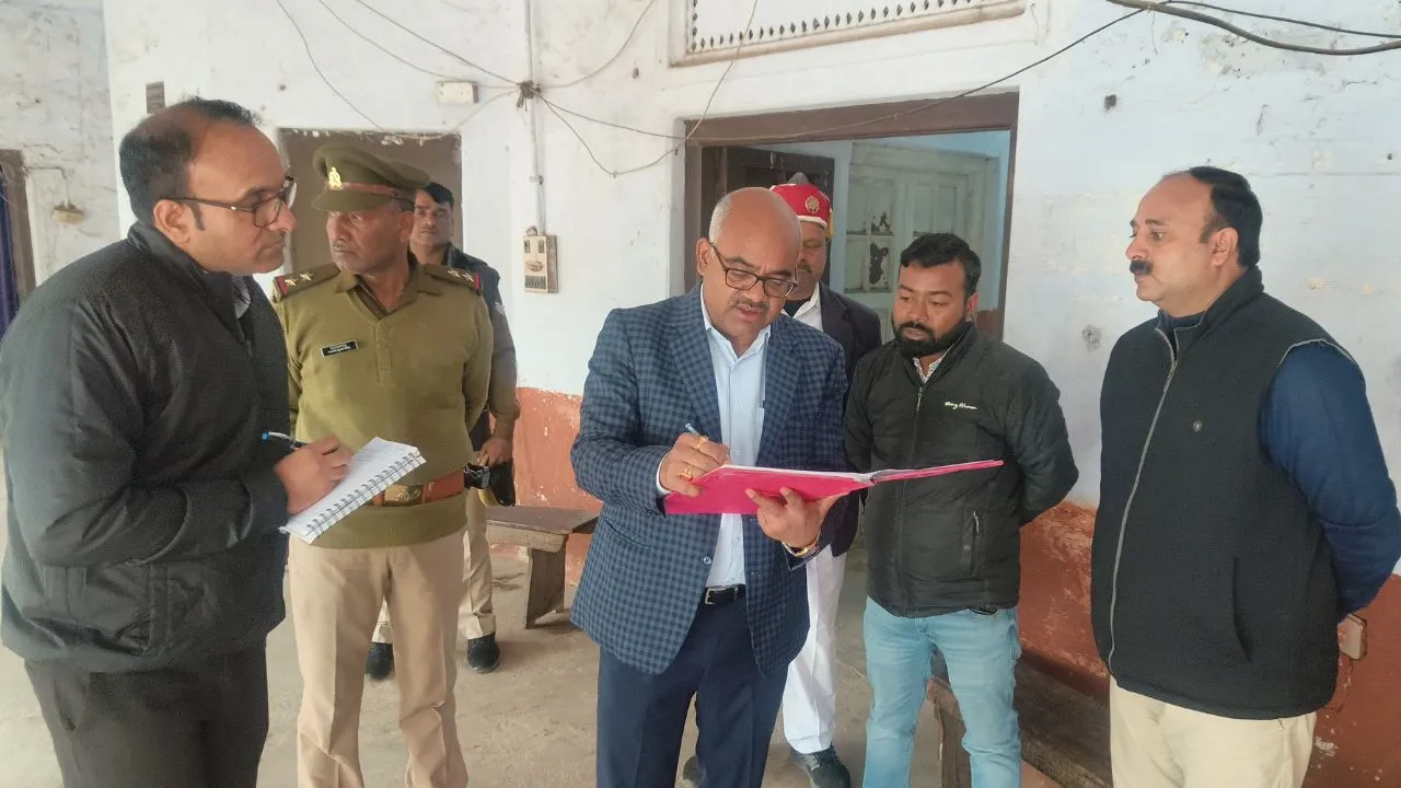 कानपुर DM जितेंद्र प्रताप सिंह ने जिला पूर्ति कार्यालय व टीबी अस्पताल का औचक निरीक्षण किया: इंचार्ज सुबोध प्रकाश समेत इतने डॉक्टर मिले अनुपस्थित