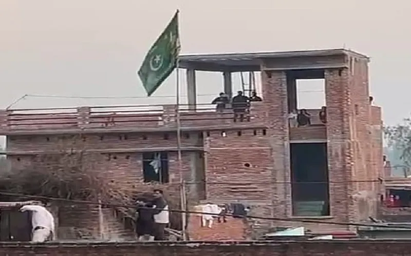 मुरादाबाद : दो पक्ष आए आमाने-सामने, छत से खुलेआम की गई फायरिंग और पथराव...11 हमलावरों के खिलाफ रिपोर्ट दर्ज 