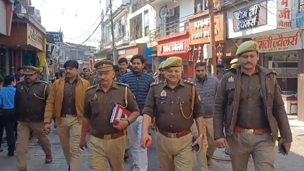 कानपुर में खुलेआम बमबाजी व फायरिंग करने वाला बदमाश गौरव जैन गिरफ्तार: पुलिस ने लालबंगला इलाके में घुमाया...