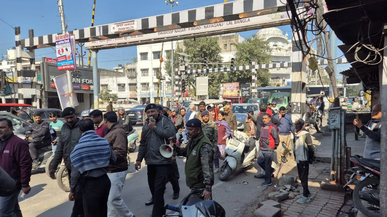  कानपुर के गुमटी बाजार में फुटपाथ पर अवैध अतिक्रमण गिराने पहुंची नगर निगम की टीम: व्यापारी हुए एकजुट, बोले...