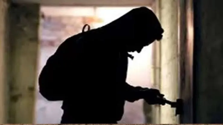 Kanpur में चोरों ने बंद मकान को बनाया निशाना, नकदी और जेवरात समेत 30 लाख का माल किया पार, एक शातिर CCTV में कैद 