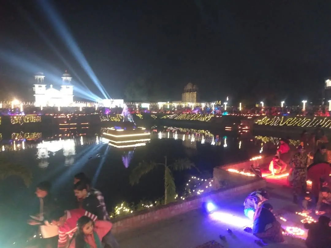 Etawah: श्री राम मंदिर की स्थापना की वर्षगांठ पर दीपोत्सव का आयोजन, दीपों की रोशनी से जगमगाया शहर