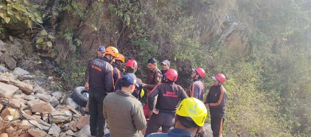 खाई में गिरी कार, महिला फार्मासिस्ट की मौत  