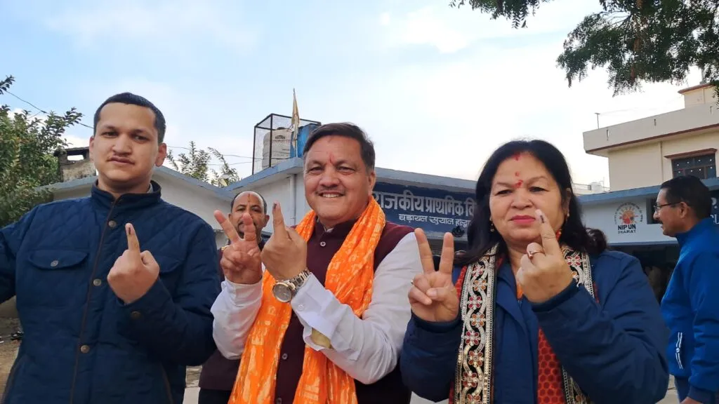 भाजपा के मेयर प्रत्याशी गजराज बिष्ट ने परिवार के साथ डाला वोट 