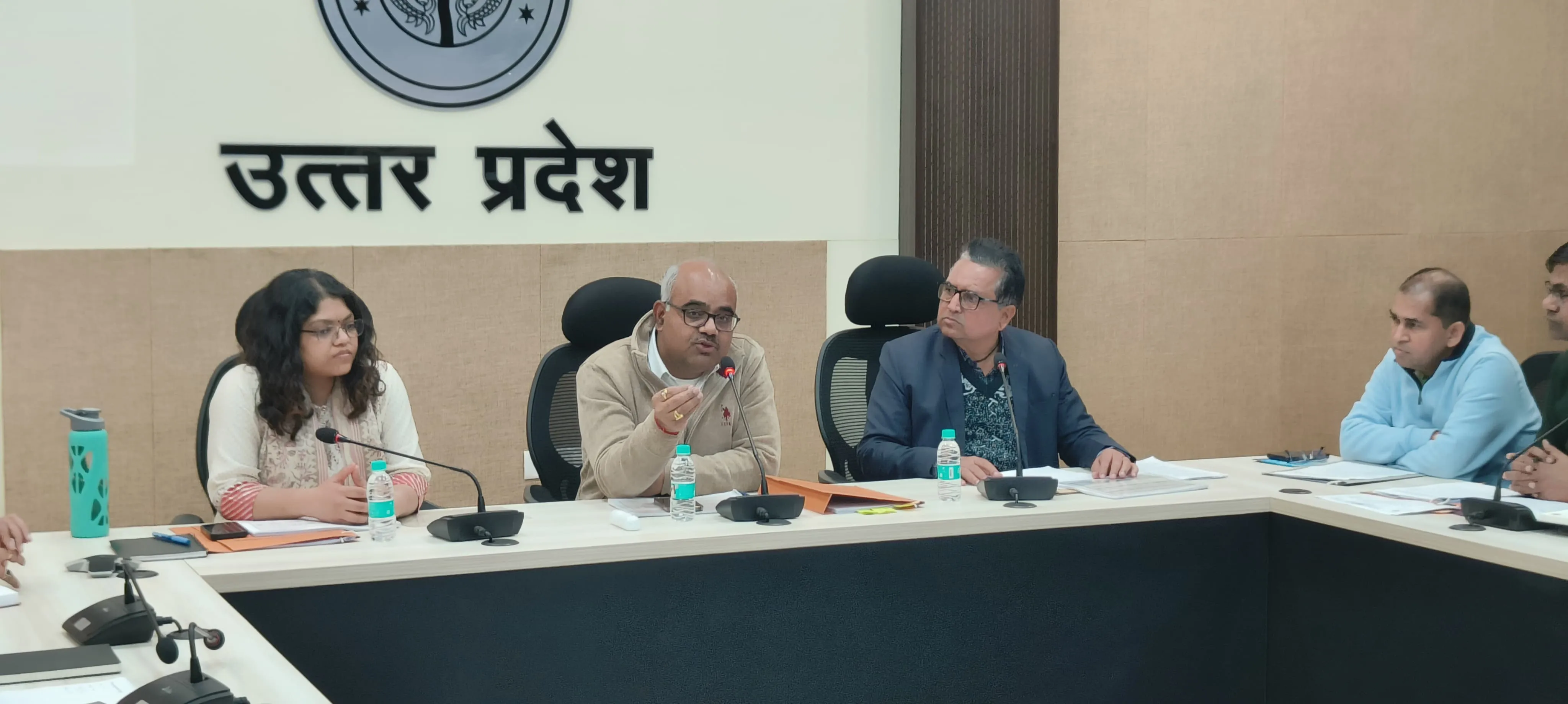 Kanpur में गो संरक्षण में लापरवाही पर अफसरों पर कार्रवाई: डीएम ने चार ब्लॉकों के बीडीओ व एडीओ का वेतन रोका, कारण बताओ नोटिस भी जारी 