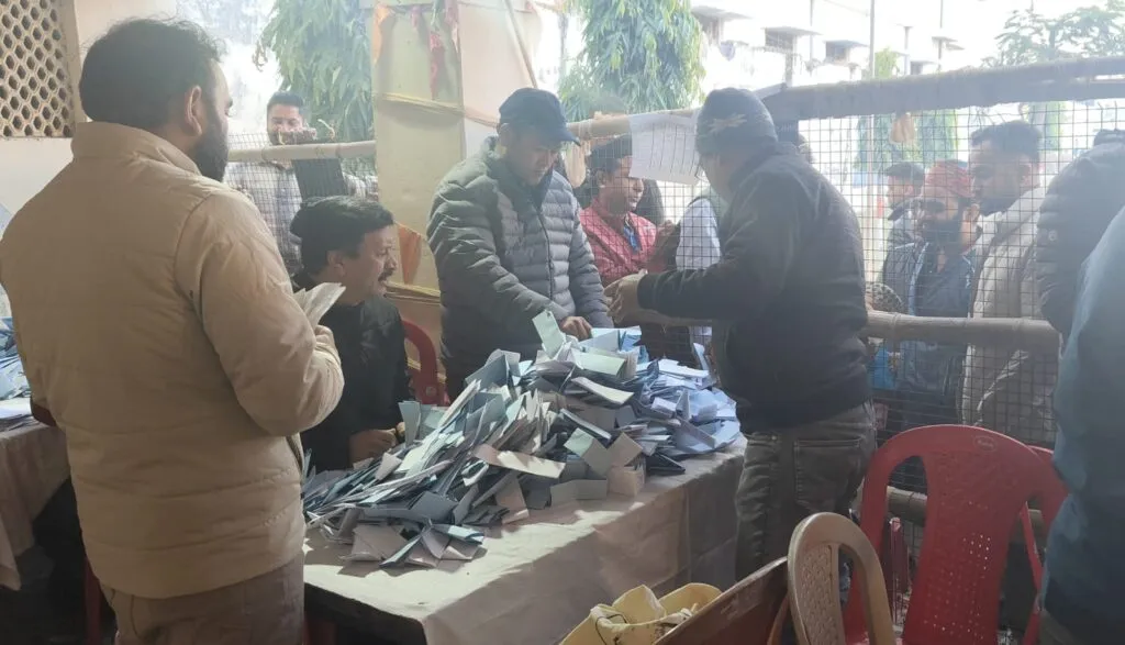 हल्द्वानी: एमबी में मतगणना शुरू, 6 राउंड में 14-14 टेबल पर होगी काउंटिंग