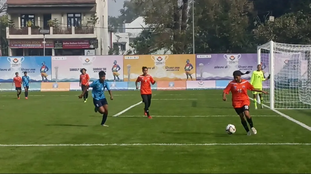 मिनी स्टेडियम हल्द्वानी में उड़ीसा और हरियाणा का पहला महिला फुटबॉल मैच 