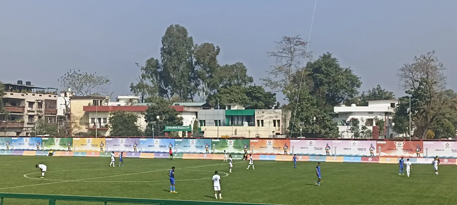 मिनी स्टेडियम में पुरुष फुटबॉल मैच का पहला मैच सर्विसेस और दिल्ली के बीच 