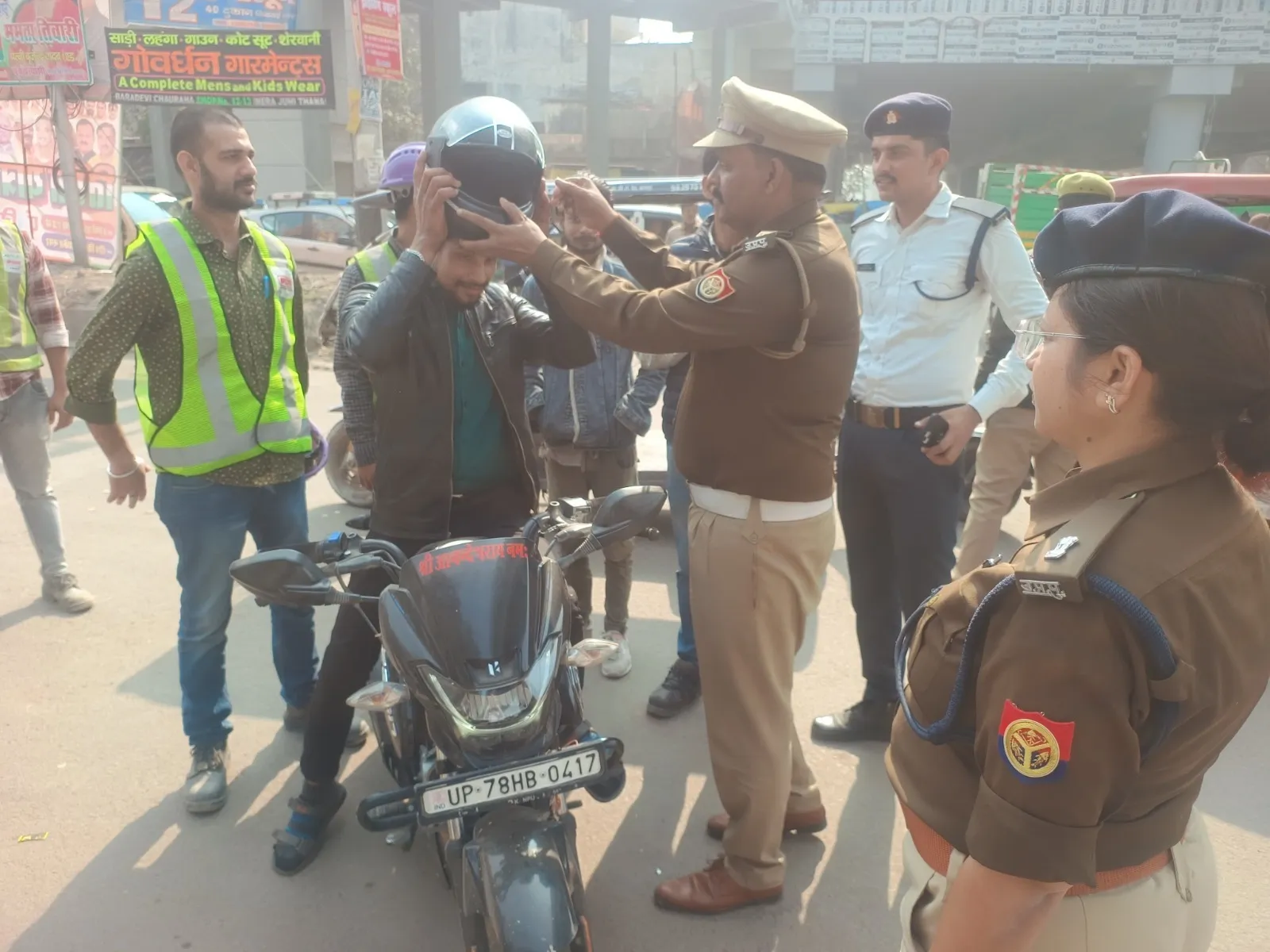 कानपुर में सड़क सुरक्षा जागरूकता अभियान में उतरी ट्रैफिक पुलिस: बाइक सवारों को पहनाएं हेलमेट