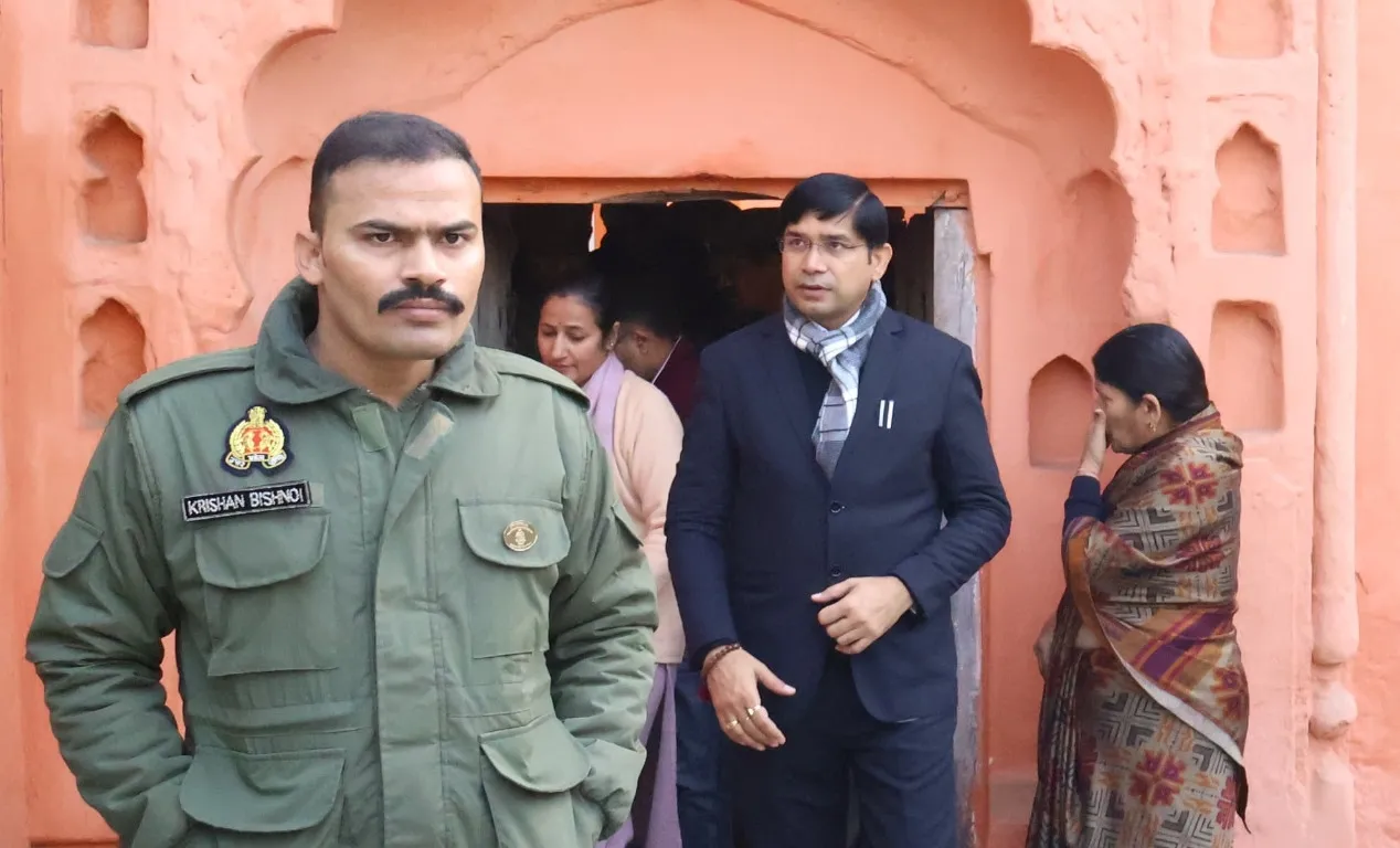 संभल : डीएम और एसपी ने देखा पापमोचन तीर्थ, कूप व मंदिर
