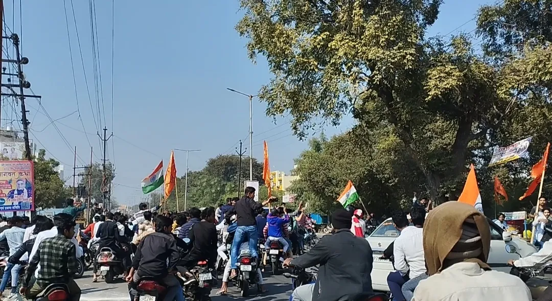 कानपुर के GT रोड में युवकों ने किया हुड़दंग: बाइकों में खड़े होकर की हूटिंग, पब्लिक परेशान, चंद कदम की दूरी पर थाना और चौकी, पुलिस को भनक नहीं...VIDEO